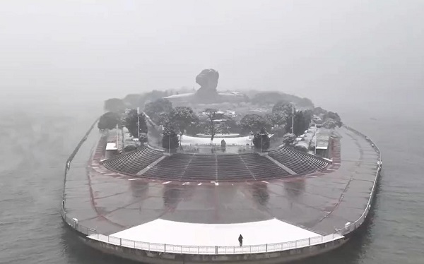 航拍长沙橘子洲头雪景全景图片（湖南省橘子洲风景区雪景照片）"